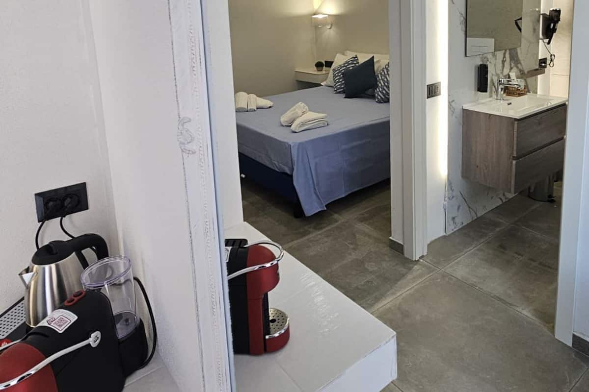 Deluxe-dobbeltværelse | Pengeskab på værelset, skrivebord, mørklægningsgardiner, lydisolering