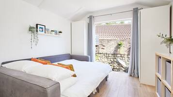 Iron/ironing board, WiFi, bed sheets