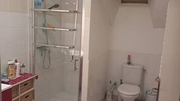 Een douche, zeep, shampoo, toiletpapier