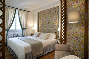 Appartement supérieur, balcon | 2 chambres, coffre-fort, accès au Wi-Fi (inclus), literie fournie