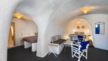 Leilighet, balkong, sjøutsikt | 2 soverom, sengetøy av topp kvalitet, memory foam-senger og minibar