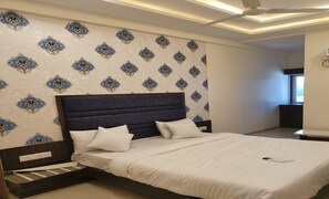 Habitación Deluxe doble, vistas a la ciudad | 1 dormitorio, ropa de cama hipoalergénica, escritorio y wifi gratis