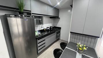 Geladeira, micro-ondas, fogão, cooktop