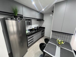 Geladeira, micro-ondas, fogão, cooktop