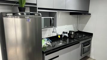 Geladeira, micro-ondas, fogão, cooktop