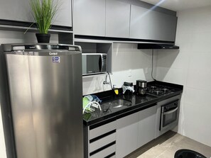 Geladeira, micro-ondas, fogão, cooktop