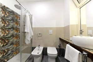 Dusche, Bidet, Handtücher, Seife