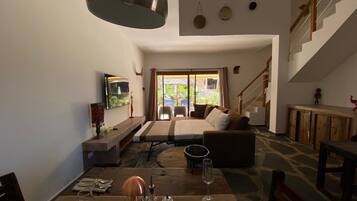 Presidential Suite, Patio, Garden View | Living area | IPod dock