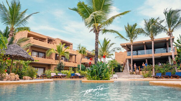 Una piscina al aire libre