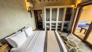 Deluxe tweepersoonskamer, uitzicht op het strand | Een minibar, een kluis op de kamer, gratis wifi