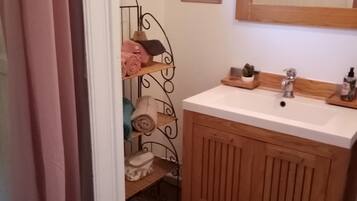 Een haardroger, toiletpapier