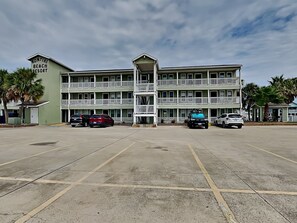 Un hotel de varios pisos con una entrada central y balcones.