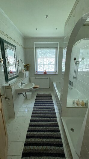 Shower, hair dryer, bidet, towels