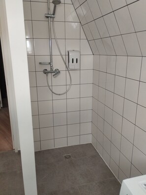 Shower, hair dryer, towels, soap - Appart 5 Cosy et Calme Proche Centre Ville (Saint-Quentin)