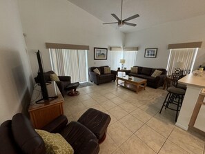 House, 4 Bedrooms | Living area