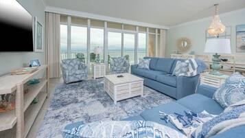 Condo, 2 Bedrooms | Living area