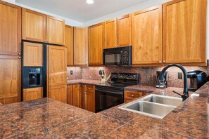 Townhome, 3 Bedrooms | Private kitchen