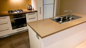 Réfrigérateur, four à micro-ondes, un four, surface de cuisson