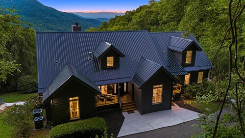 Cloud Nine | Private 40-Acre Mountaintop w/ Hot Tub, Theater & Biltmore Pass
