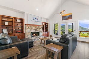 تلفزيون ذكي، مدفأة، ألعاب فيديو، مشغل دي في دي