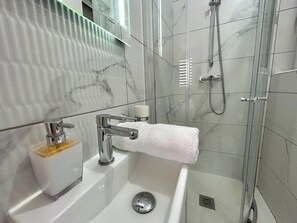 Secador de pelo, toallas, jabón y papel higiénico