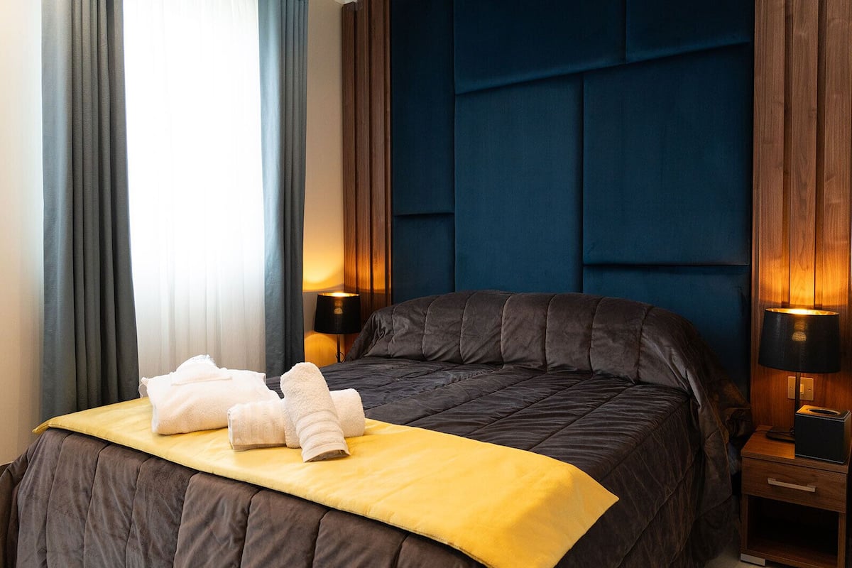 Executive Studio Suite | Peti besi dalam bilik, meja, kalis bunyi, Wi-fi percuma