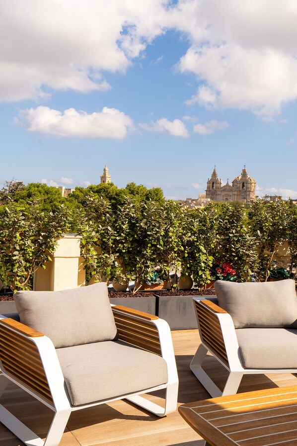 Executive Studio Suite | Terrace/patio