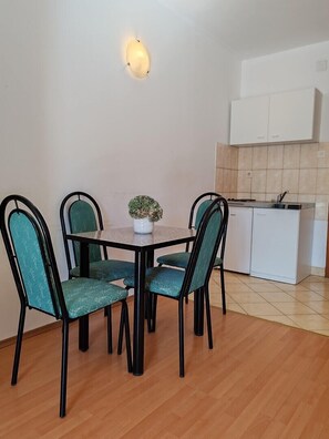 Dining - Studio apartment with Garden view 305 (Neum)