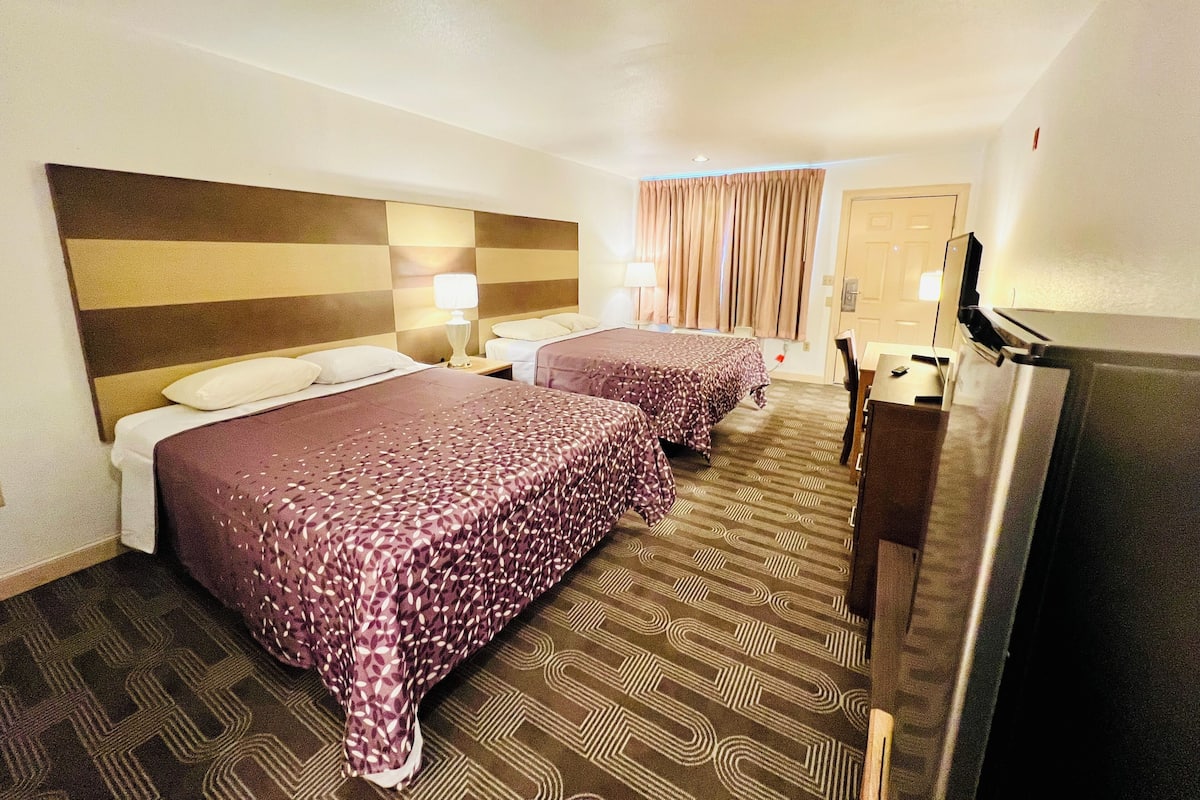 Double or Twin Room, 2 Queen Beds | Desk, laptop workspace, free WiFi