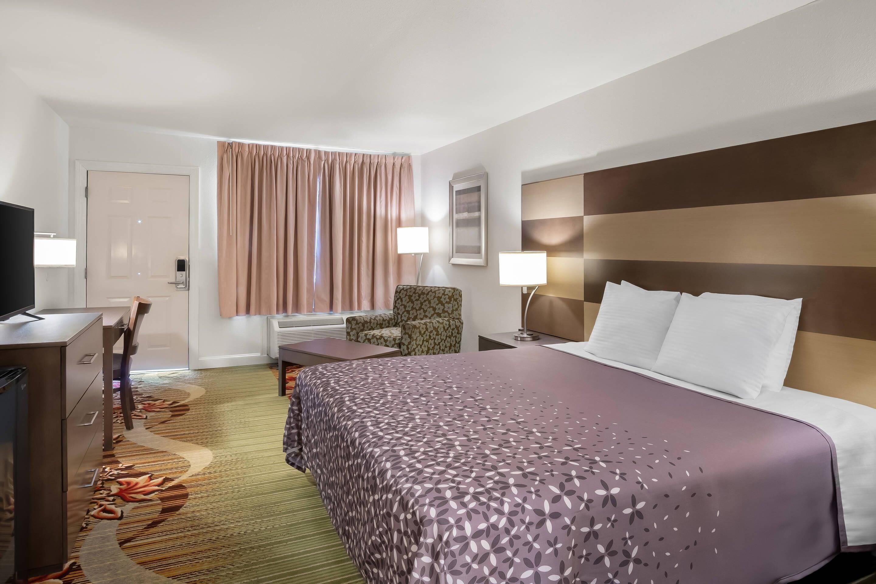 スタンダード ルーム キングベッド 1 台 禁煙 | デスク、ノートパソコン用作業スペース、WiFi (無料)