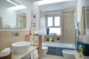 Superior Condo | Bathroom | Shower, bidet, towels, toilet paper - Boheme Beachside Apartment (Viareggio)