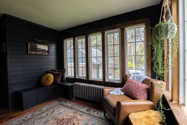 Tv, eldstad och bordsfotboll