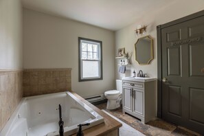 Dusch, bubbelbadkar, hårtork och handdukar