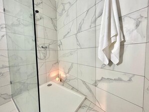 Secadora de cabello, toallas, jabón, papel de baño