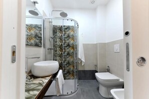 Dusch, bidé, handdukar och tvål