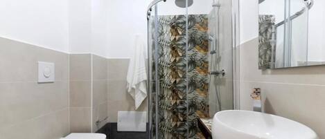 Douche, bidet, serviettes fournies, savon