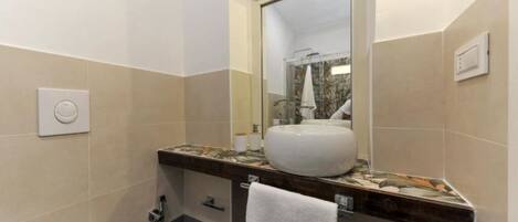 Douche, bidet, serviettes fournies, savon