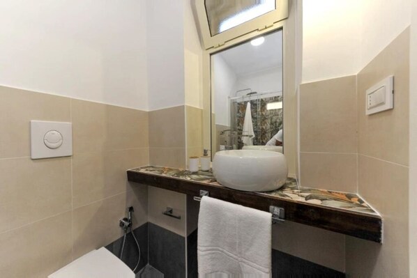 Douche, bidet, serviettes fournies, savon