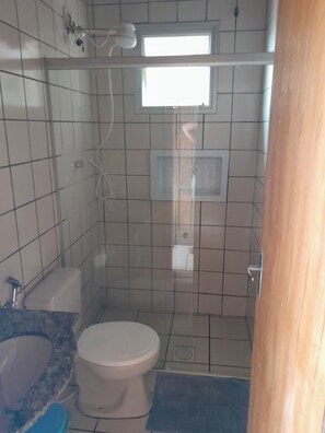 Regadera y papel de baño