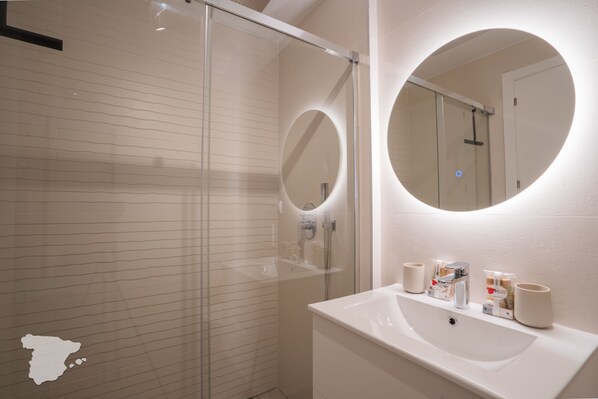 Shower, hair dryer, towels