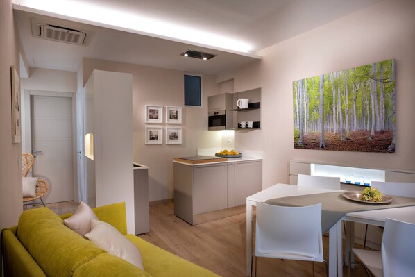 Deluxe-Apartment | Wohnbereich | 32-Zoll-Flachbildfernseher mit Kabelempfang