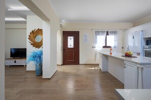 Fridge, oven, stovetop, coffee/tea maker - J O  House (Archangelos)