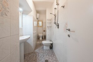 Departamento Confort, patio | Baño | Secadora de cabello, bidet, toallas 