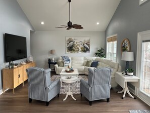 Smart TV, futbolito, mesa de ping pong