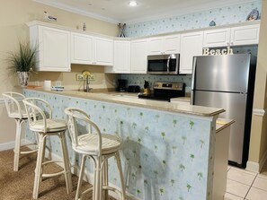 Een koelkast, een microgolfoven, een oven, een kookplaat