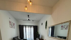 Ein großzügiger Wohnbereich mit Esstisch, Sofa und Deckenventilator.