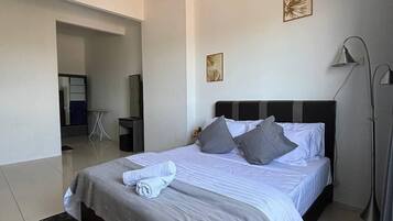Familienapartment, Balkon, Stadtblick | 3 Schlafzimmer, Verdunkelungsvorhänge, Bügeleisen/Bügelbrett