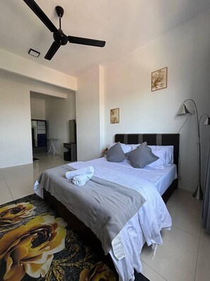 Apartamento familiar, balcón, vistas a la ciudad | 3 dormitorios, cortinas opacas, tabla de planchar con plancha