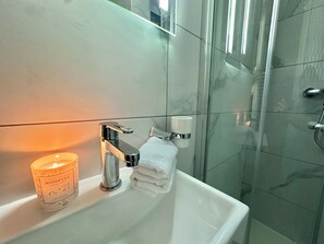 Secador de cabelo, toalhas de banho, sabonete, papel higiênico