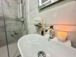 Hårtork, handdukar, tvål och toalettpapper